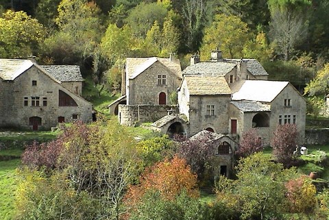 Les hameaux dans les gorges du Tarn